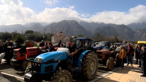 Οι αγρότες της Πελοποννήσου ξεκινούν για Αθήνα